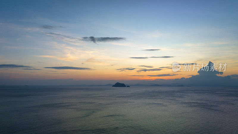 泰国安达曼海日落科瑶寨岛全景