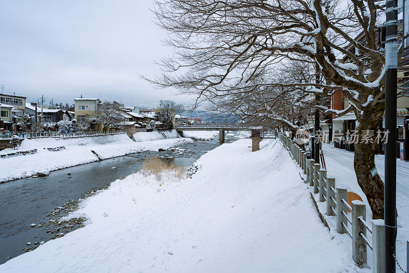 日本高山市村雪与溪水