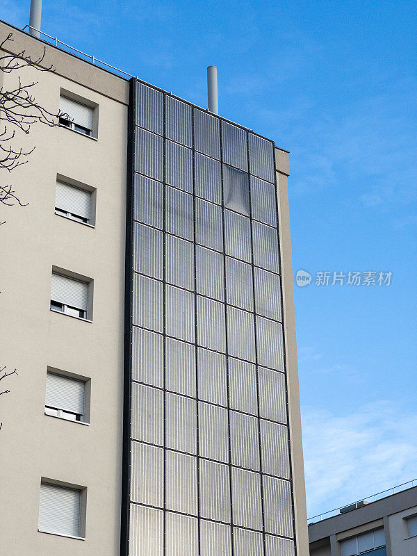 住宅建筑上的垂直太阳能电池板