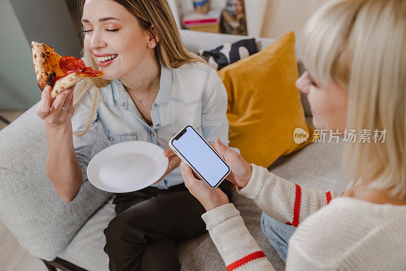 年轻女性使用手机应用程序在线订餐