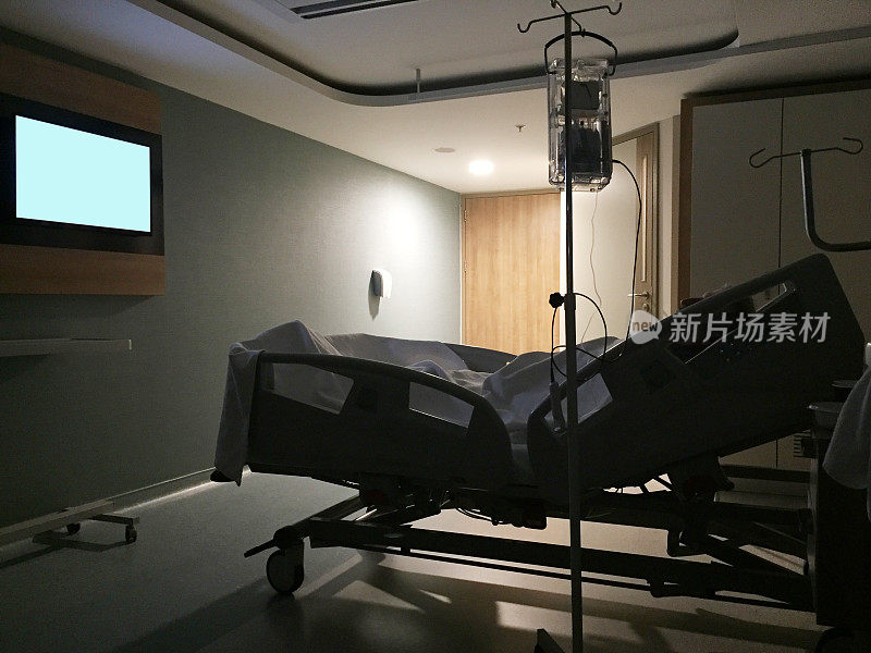 老病人晚上睡在医院病房的病床上，电视机是空白屏幕(有剪辑路径的屏幕)