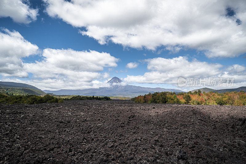 熔岩平原后面的火山