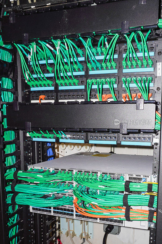 IT机房机架与服务器设备和电缆。