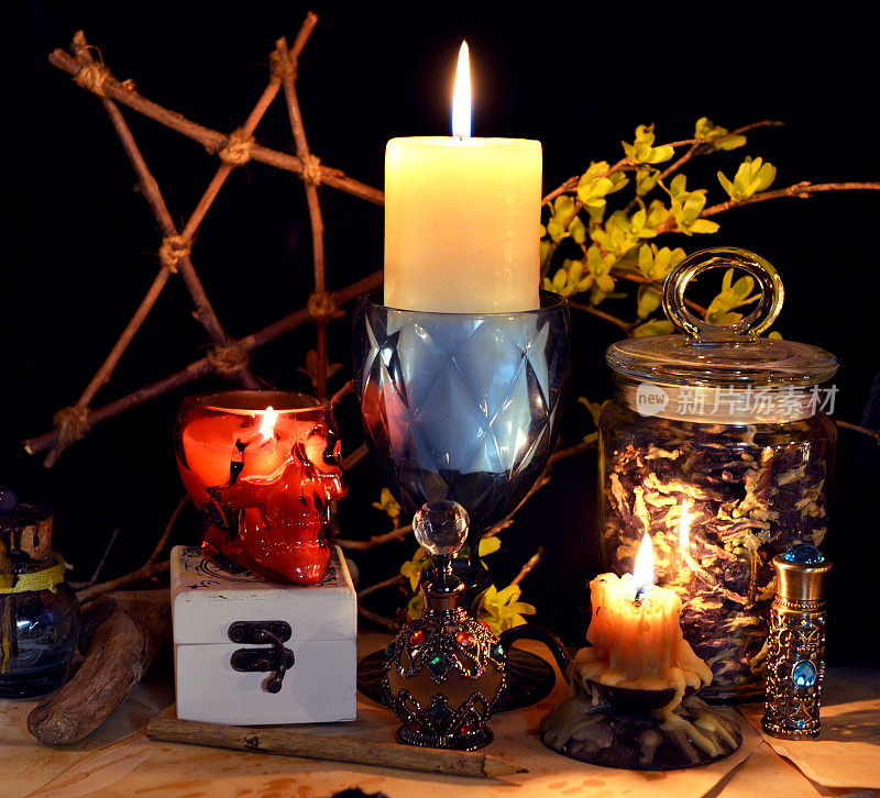神秘和神秘的静物与复古的魔法对象，五角星和燃烧的蜡烛在女巫桌祭坛的神秘仪式和算命。万圣节和哥特式背景
