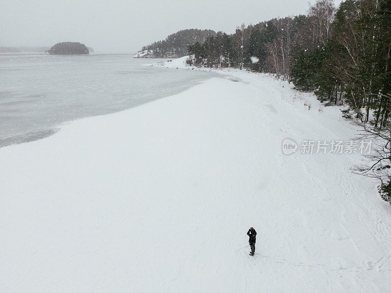 鸟瞰徒步旅行者和冰冻的大海