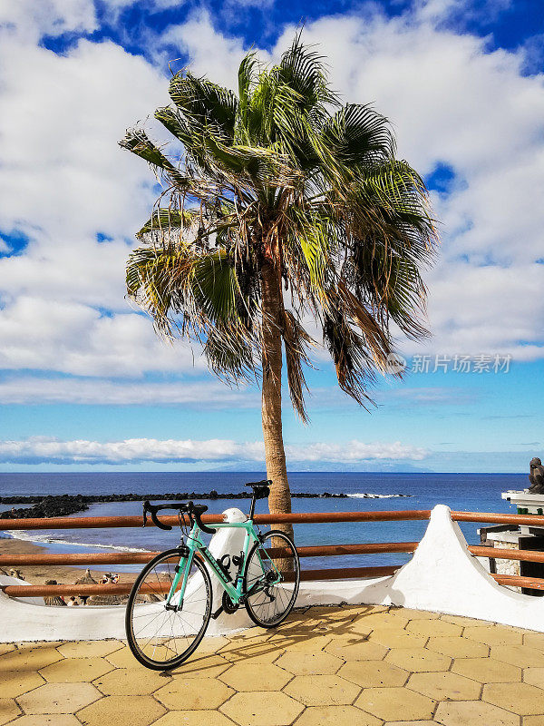 特内里费岛海岸线上的自行车维修站