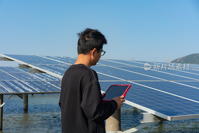 工程师在太阳能发电厂使用平板电脑