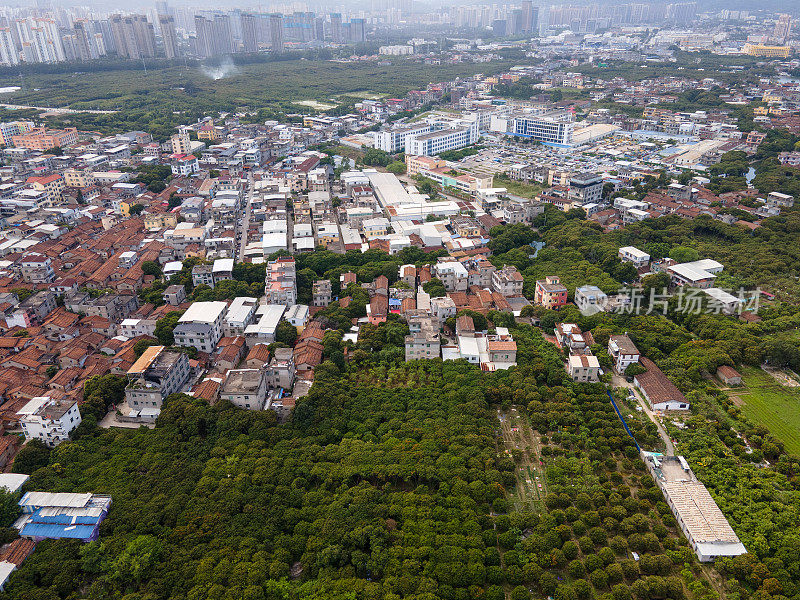 农村建筑和遥远城市的鸟瞰图