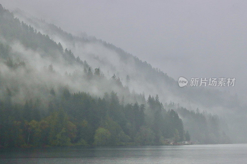 湖面上的浓雾