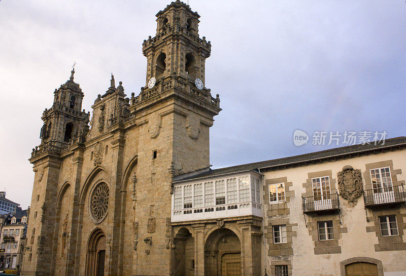 Mondoñedo西班牙加利西亚大教堂外立面和城市广场。