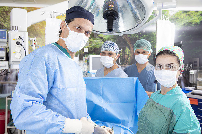 在现代化的手术室里，医生和他的助手