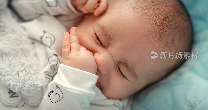 卧房睡觉、休息或宝宝脸累、疲劳或放松午睡，适合婴儿、新生儿和育婴床做梦。儿童发展，鼻子摩擦和特写幼儿，儿童或青少年睡眠健康