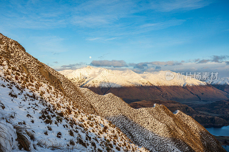 日出时的全景，雪山和冰川湖的壮观景观