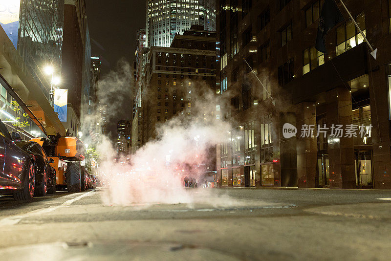 曼哈顿的街道，夜晚