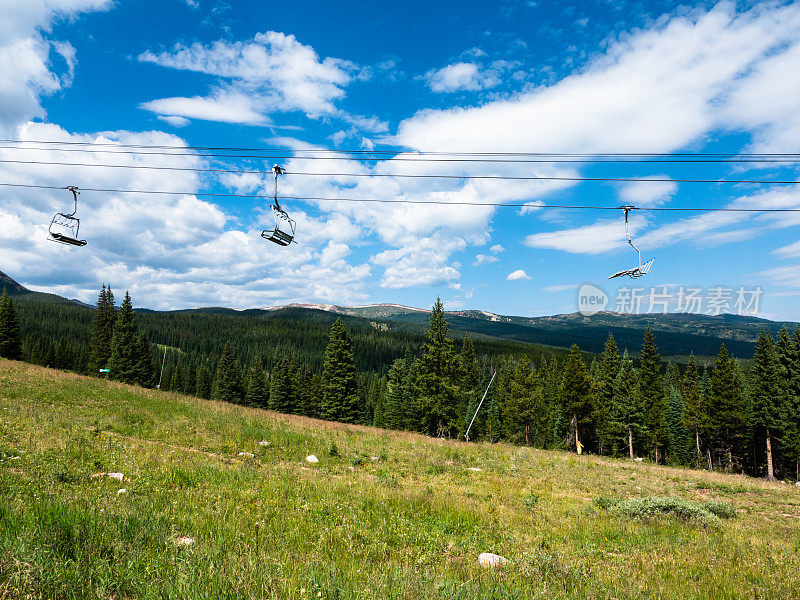 夏日的滑雪缆车和森林。铜矿山滑雪胜地，科罗拉多州。