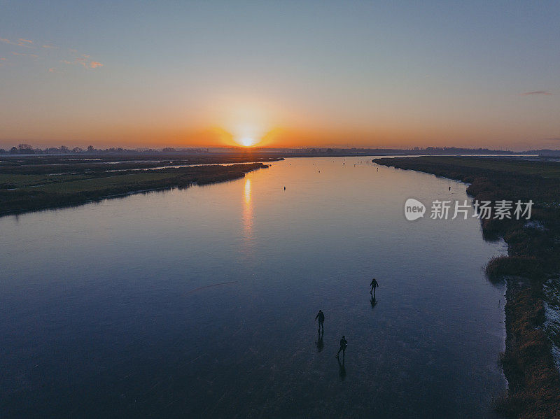 在美丽的冬日夕阳下，在荷兰的一个湖上滑冰