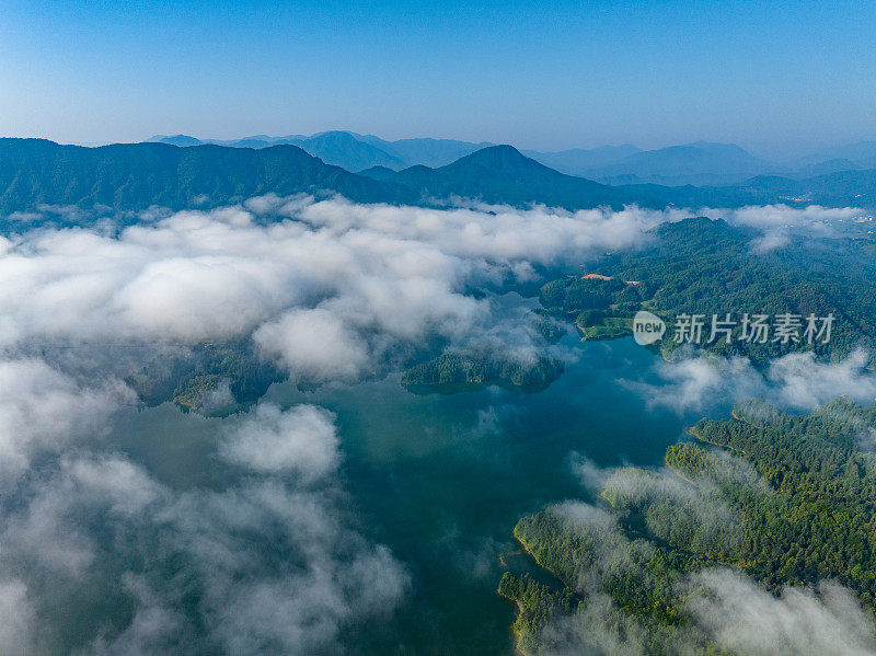 航拍山上美丽的日出和云海