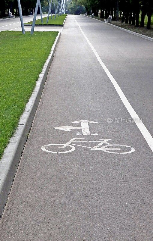 城市公园内有标记的自行车道。