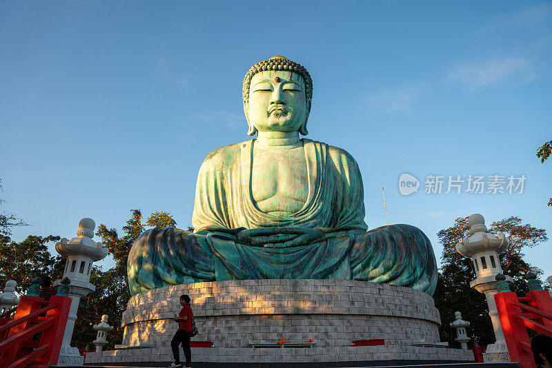 吴佛祖和镰仓大佛雕像，南邦，泰国