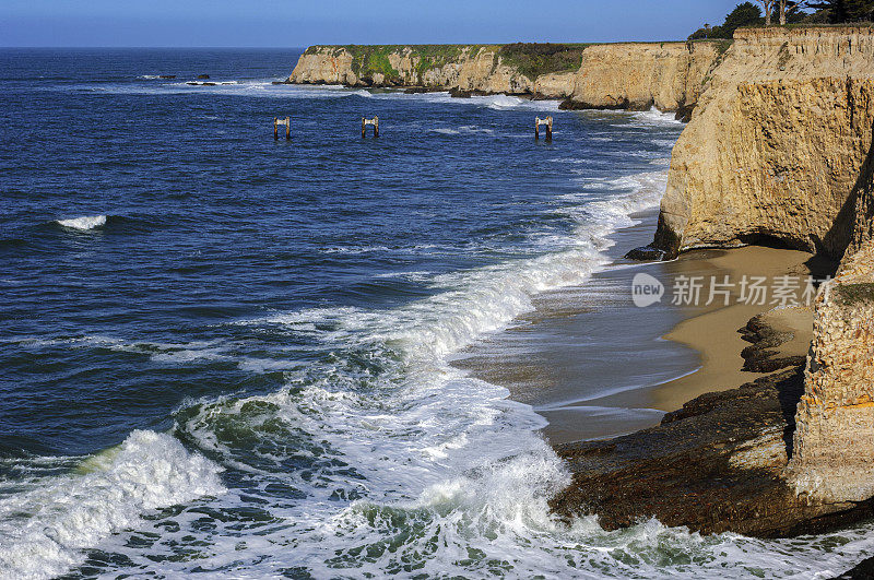 海浪冲击着加州海岸