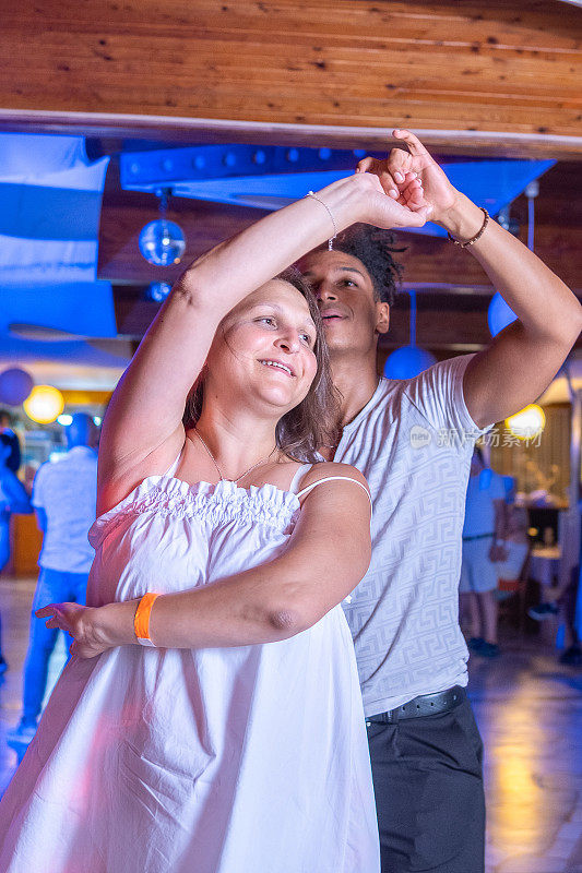 欢快的双人拉丁舞。