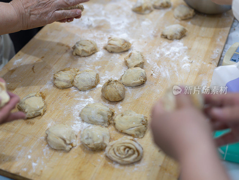 中国面食制作:女人揉面。做馒头的面团。