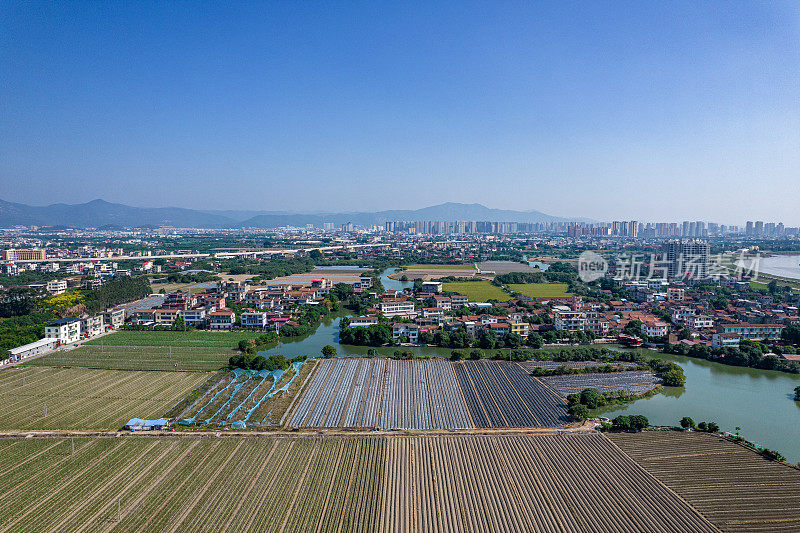 鸟瞰图农村地区和农田在城市的郊区河边