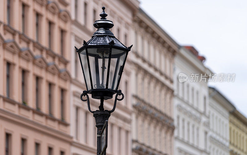 老柏林的街灯映衬着住宅楼