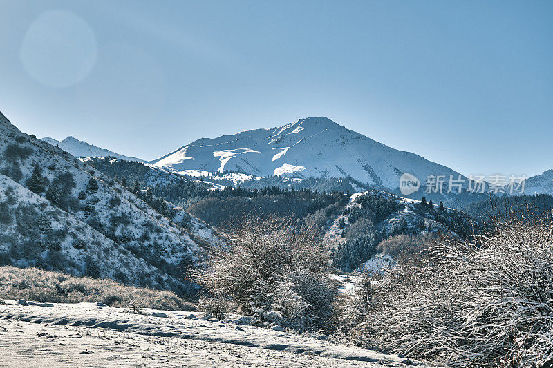 降雪后的冬季山景