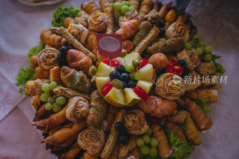 宴会上餐桌上美味的食物