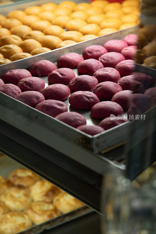 土耳其传统甜点伊兹密尔炸弹饼干-原子弹tatlısı与融化的巧克力奶油在热烤箱从Alsancak，伊兹密尔，土耳其