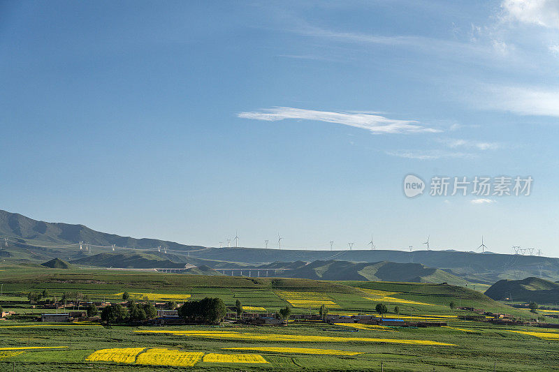 高原上有农业用地，山区有风力发电