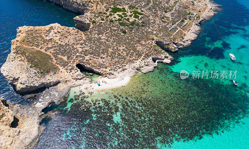 鸟瞰人们在马耳他蓝色泻湖晒日光浴
