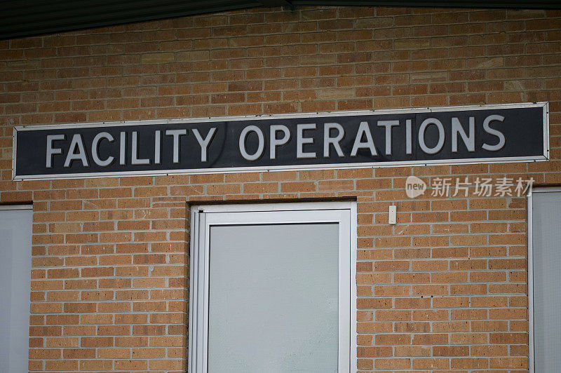 建筑物入口处的设施操作标志