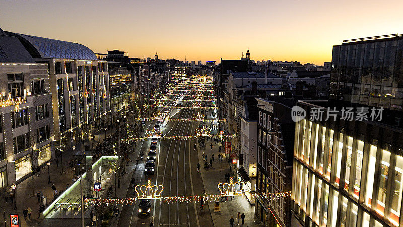 鸟瞰图圣诞装点阿姆斯特丹市中心的Dam街，日落时分的Dam广场和阿姆斯特丹的Dam街，照亮了阿姆斯特丹的圣诞街