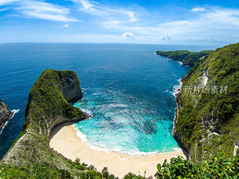 印度尼西亚努沙佩尼达岛的科林金海滩有戏剧性的悬崖