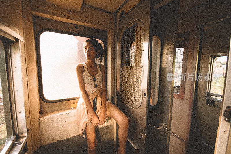 瘦女人坐火车旅行