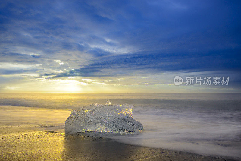 在冰岛Jokulsarlon被称为钻石海滩的黑灰海滩上，被冲上来的冰形状