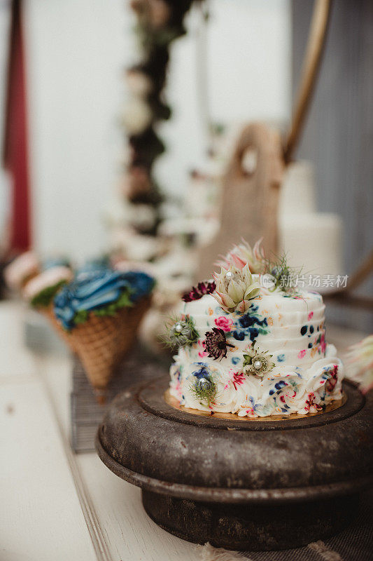 小水彩婚礼蛋糕的特写，上面有花