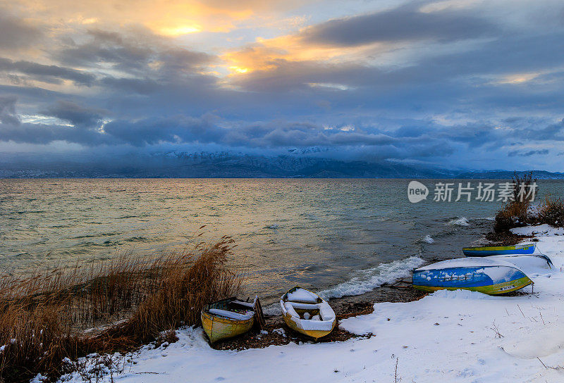 船在奥赫里德湖与雪