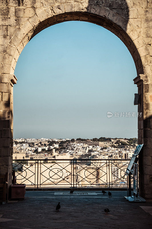 上Barrakka花园的拱门和俯瞰瓦莱塔，马耳他
