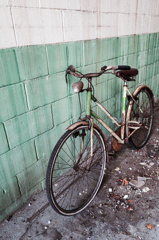 自行车被遗弃在仓库里