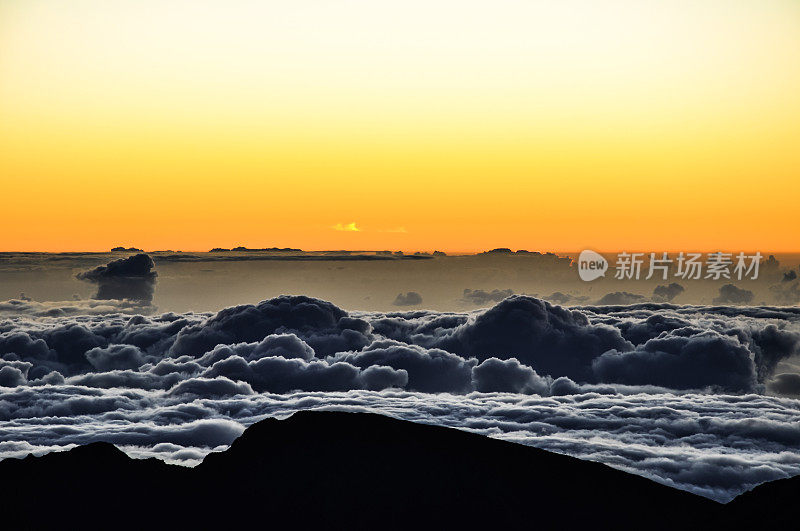 夏威夷毛伊岛，哈雷阿卡拉火山口的日出