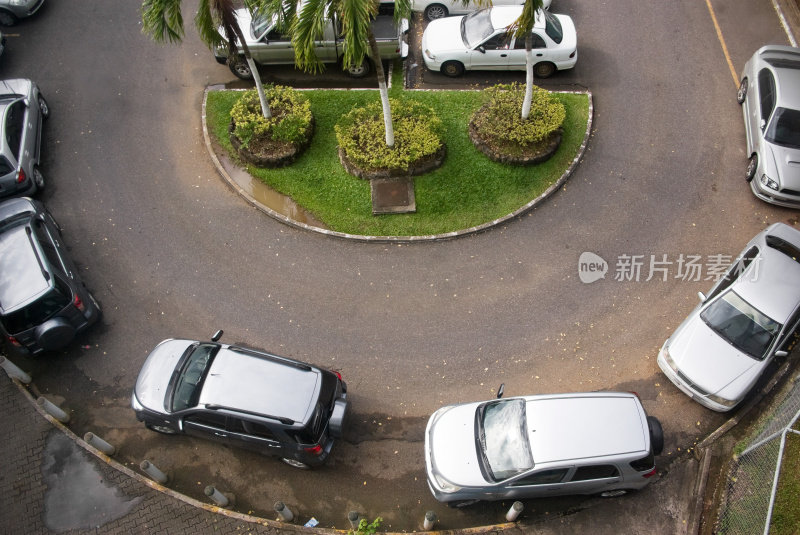 转变;半圆形停车场停车，鸟瞰图