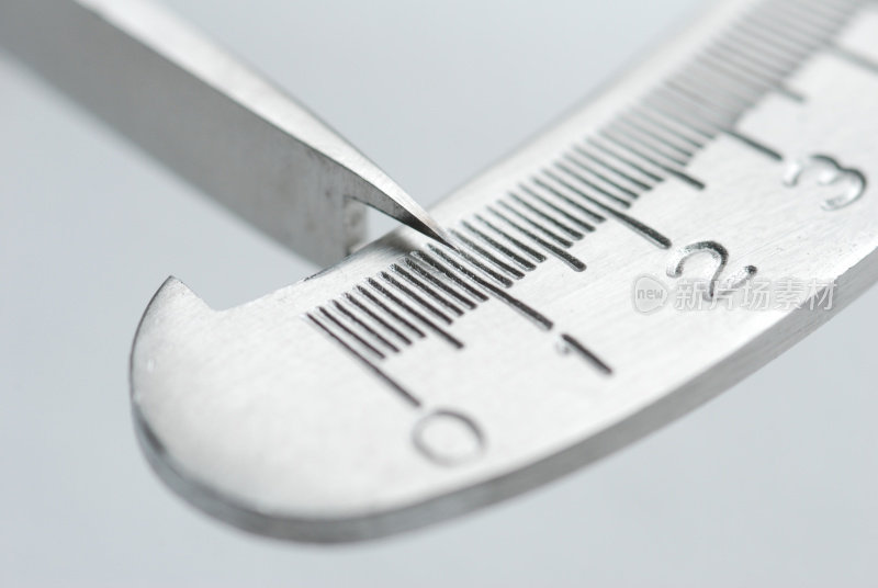 一种银的金属测量棒，带有金属指针以保证精度