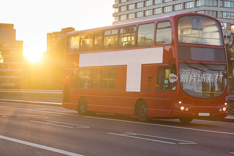 日落时分伦敦著名的红色双层巴士