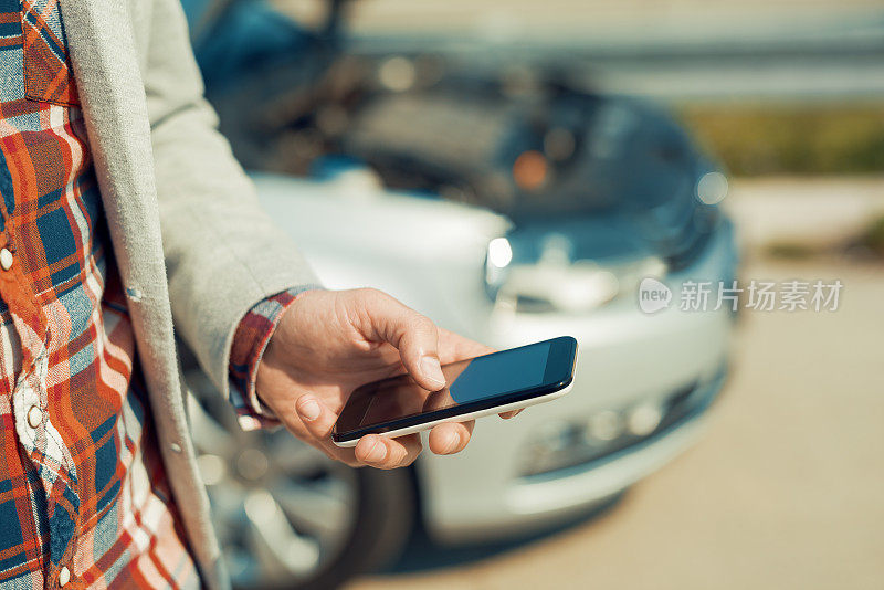 一名男子在交通事故后使用智能手机