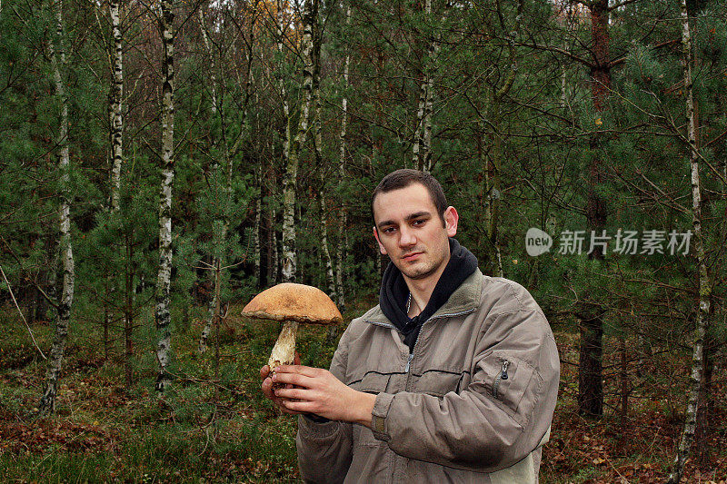 年轻人发现了蘑菇