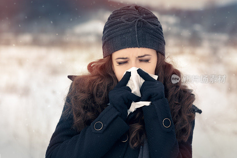 女人在外面用纸巾感觉冬天很冷