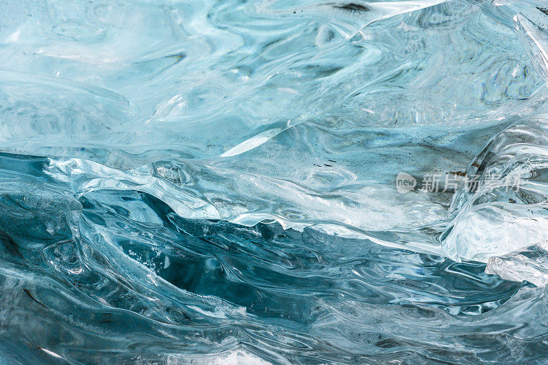 洞穴中神奇的蓝色冰纹理墙。Hofn。冰岛
